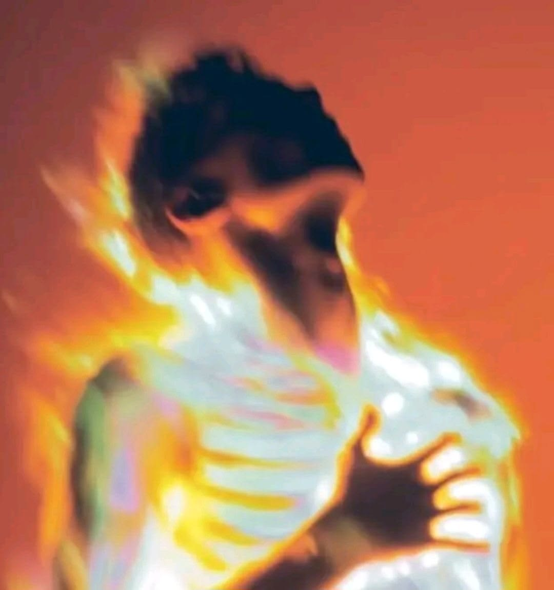 Hombre rodeado de luz brillante